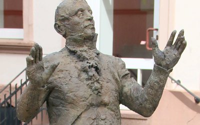 Die Bronzeskulptur des Bildhauers Kurt Tassotti vermittelt einen Eindruck, wie Ph. J. Riotte ausgesehen haben könnte.