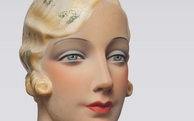 Buchcover: Wolfgang Knapp „Schaufensterfiguren 1850-1950. Modelle – Hersteller – Marken“, 240 Seiten/295 Farbabbildungen.