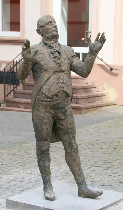 Die Bronzeskulptur des Bildhauers Kurt Tassotti vermittelt einen Eindruck, wie Ph. J. Riotte ausgesehen haben könnte.