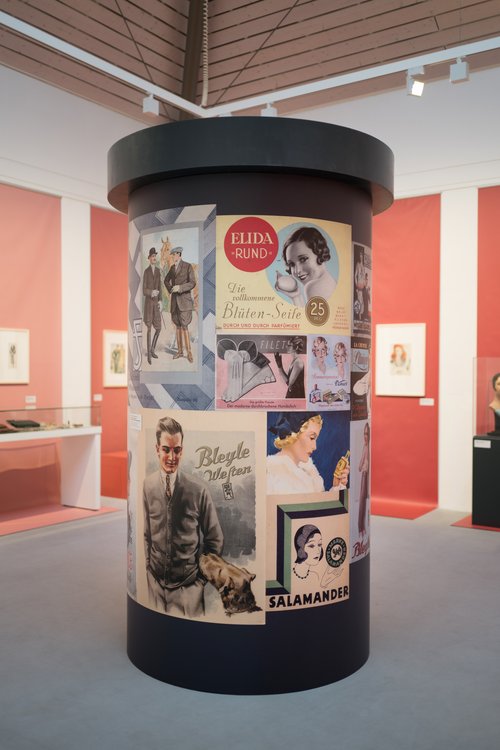 Ausstellungsansicht mit Litfaßsäule, Foto: Johannes-Maria Schlorke