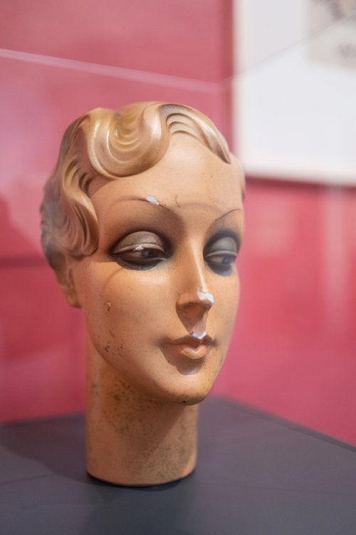 Ausstellungsansicht Hutkopf "Käthe", um 1930, Hartmasse, KulturGut Mannheim, Sammlung Wolfgang Knapp, Foto: Johannes-Maria Schlorke